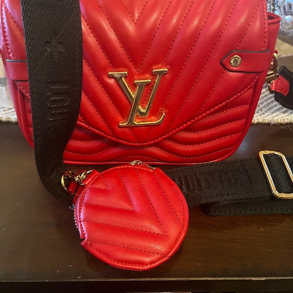 Elegant Red Quilted Crossbody Bag - Picture 3 of 3